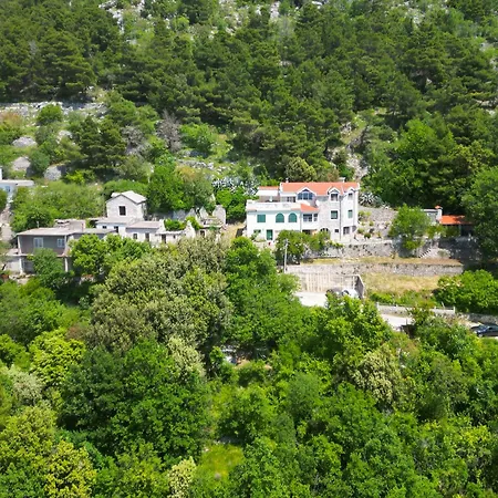 Villa Charlie With Jacuzzi Bast