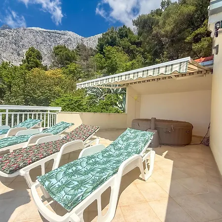 Charlie With Jacuzzi Villa Bast