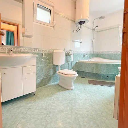 Villa Charlie With Jacuzzi